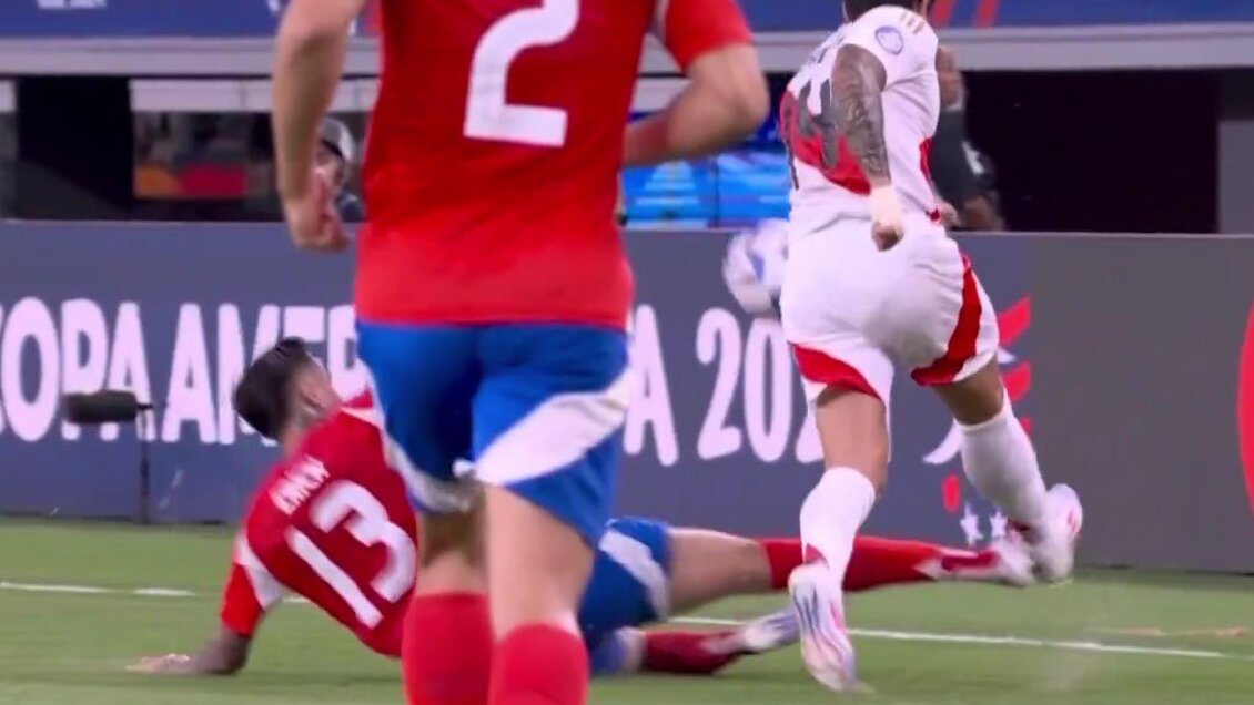 ¿Era para roja? Pulgar arriesgó con fuerte falta y se ganó la primera amarilla de Chile