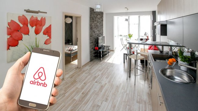 Barcelona le cierra las puertas al modelo de Airbnb