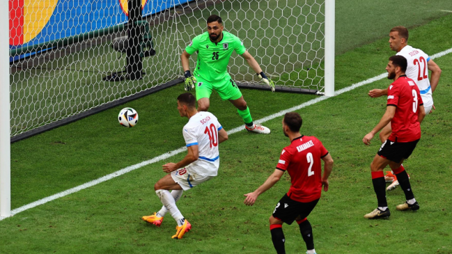 [VIDEO] De rebote también vale: Schick puso el empate checo frente a Georgia