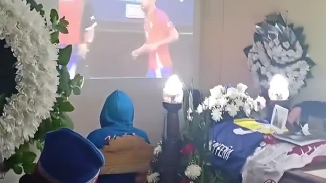 ¡Insólito! Hinchas vieron el debut La Roja por Copa América en medio de un velorio