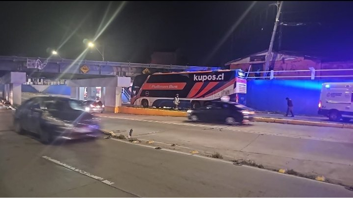 Bus de refuerzo por paro de ferrocarriles chocó en San Bernardo