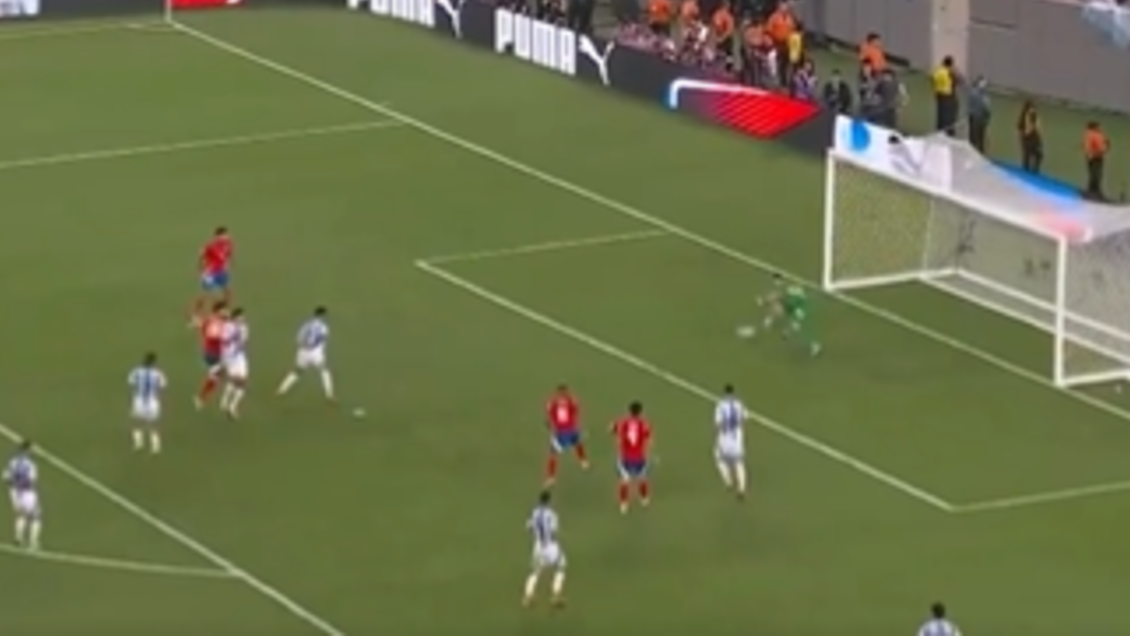 [VIDEOS] Dibu Martínez privó del gol a Echeverría en dos oportunidades