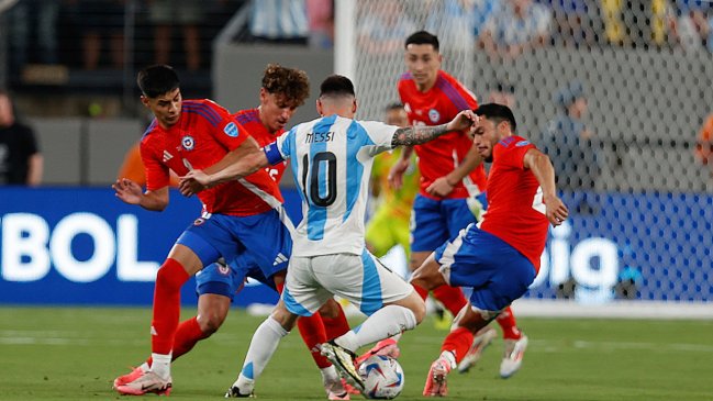 La nueva versión de todos contra Messi: La viral imagen del duelo de La Roja y Argentina