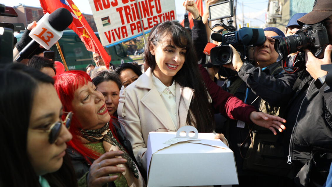 Indignada fiesta de cumpleaños para Jadue afuera de la cárcel