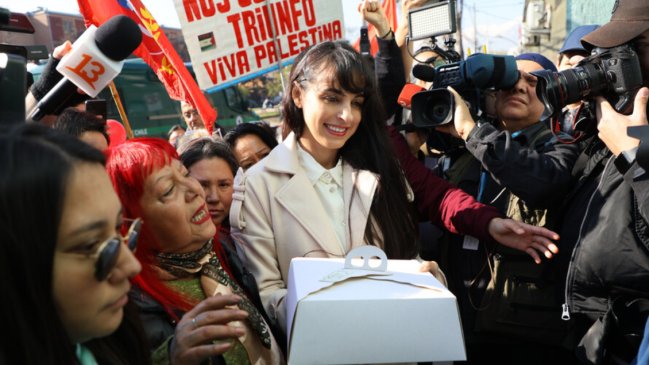 Indignada fiesta de cumpleaños para Jadue afuera de la cárcel