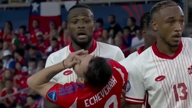 [VIDEO] ¿Era para Roja? El codazo que recibió Rodrigo Echeverría ante Canadá