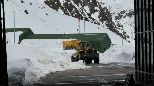 Paso fronterizo Los Libertadores reabre totalmente este lunes