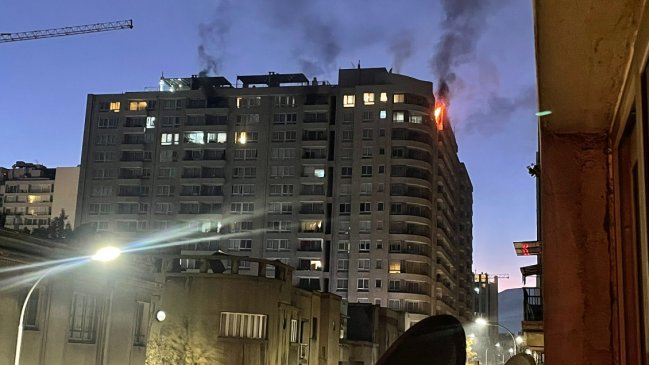 Incendio afectó a edificio en el centro de Santiago
