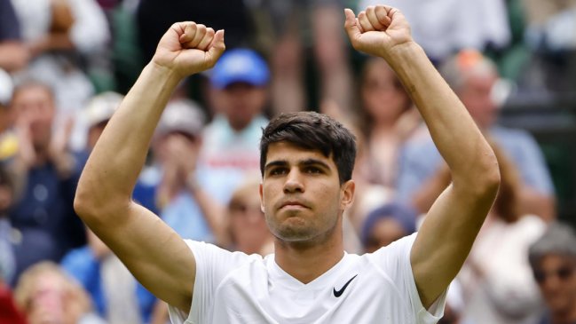Alcaraz debutó con firmeza en la defensa del título de Wimbledon