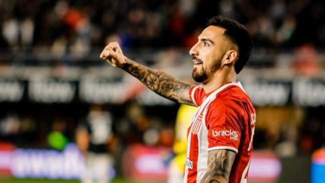 Colo Colo oficializó la incorporación del atacante Javier Correa