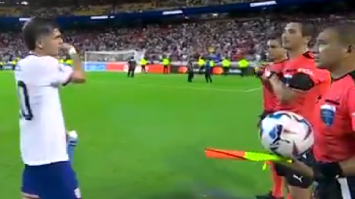 Pulisic invitó al árbitro a celebrar con Uruguay y el juez se negó a darle la mano