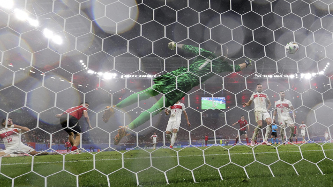 [VIDEO] ¡La atajada de la Eurocopa! Günok impidió el empate de Austria en el último suspiro