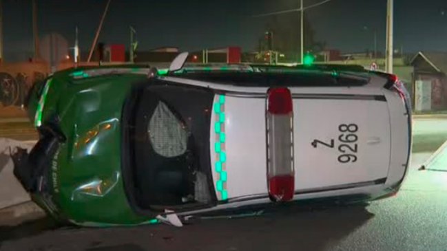 Dos carabineros lesionados tras volcar en su patrulla en Huechuraba