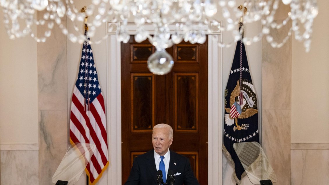 El plan de Biden para la crisis: Aparentar normalidad y apuntar a Trump