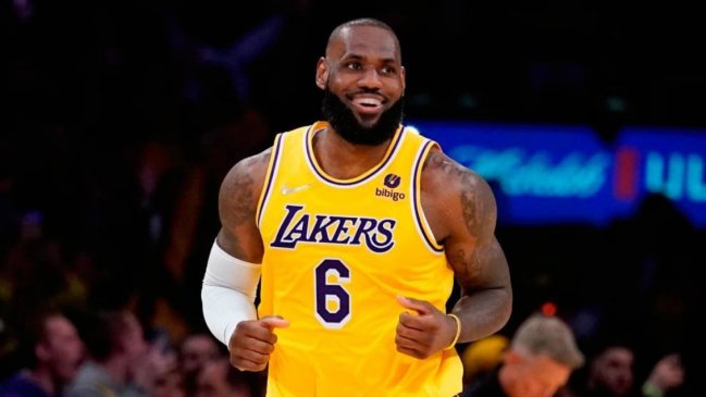 LeBron James extendió su contrato con los Lakers y jugará hasta los 42