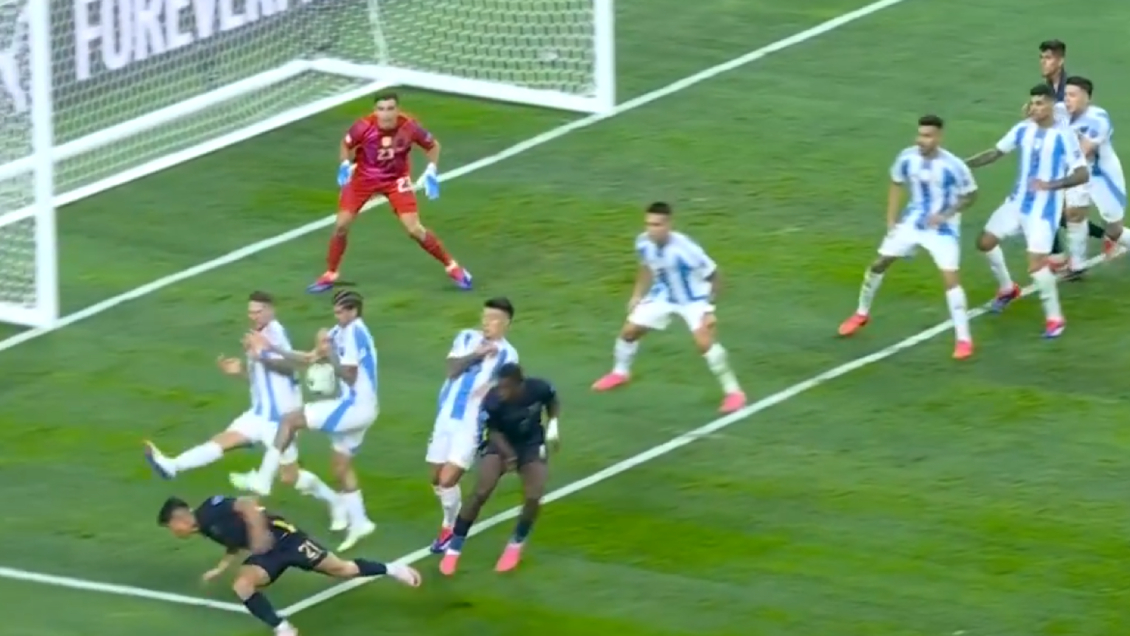 [VIDEO] Uruguayo Matonte sancionó penal contra Argentina en el duelo ante Ecuador