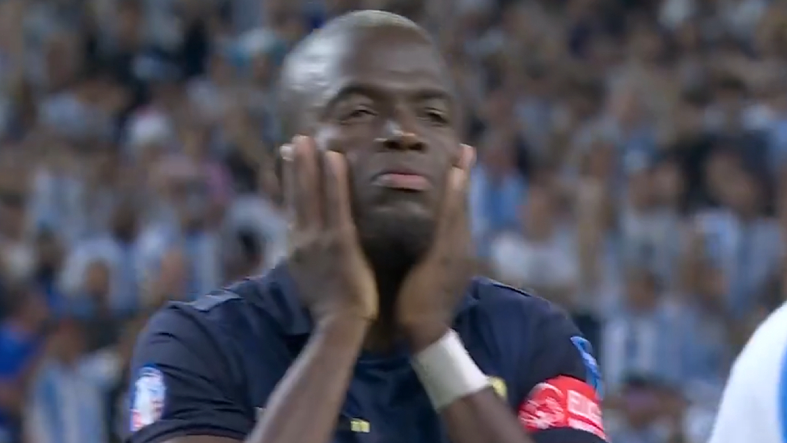[VIDEO] Enner Valencia desperdició penal en choque con Argentina