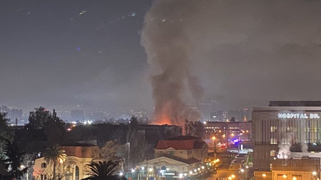 Incendio afectó a dependencias en desuso del Hospital Barros Luco