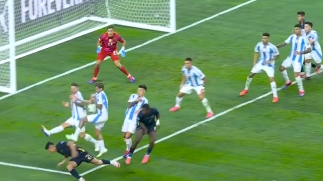 [VIDEO] Uruguayo Matonte sancionó penal contra Argentina en el duelo ante Ecuador