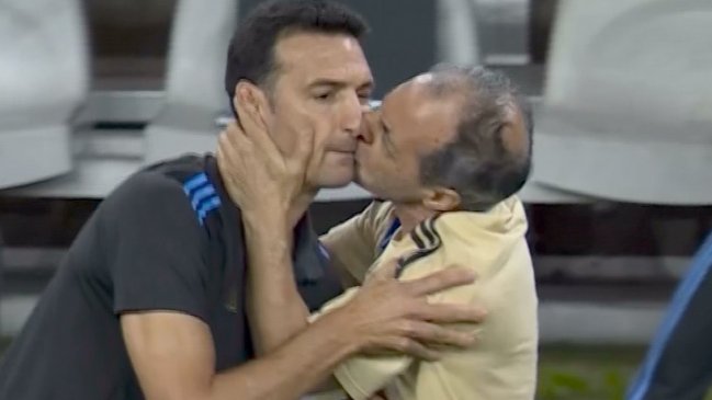 [VIDEO] Utilero de la selección argentina besó a Scaloni tras la victoria de Argentina