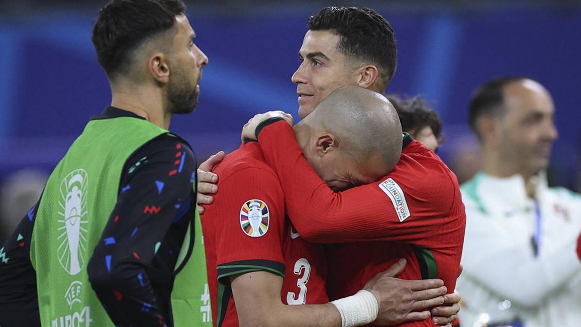 [VIDEO] Cristiano Ronaldo consoló a Pepe tras la eliminación de Portugal en la Euro 2024