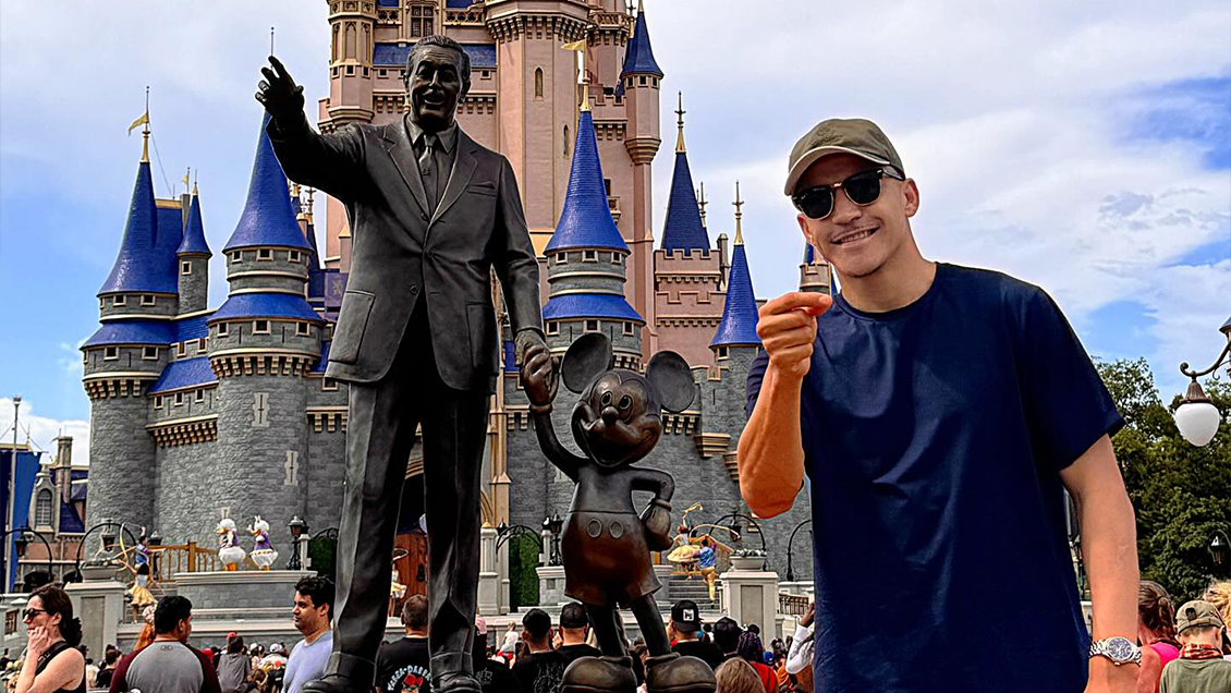Fotos Alexis Sánchez Visitó A Mickey Mouse En Disney Cooperativacl 