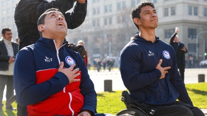   Deportistas y autoridades de Gobierno participaron del izamiento de la bandera Bicentenario 