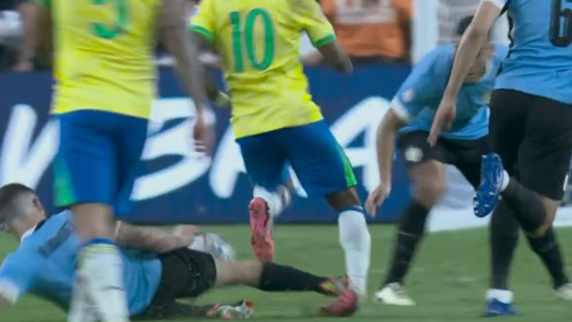 [VIDEO] La falta que provocó la expulsión de Nández ante Brasil