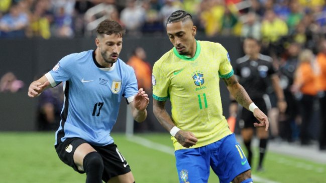 [VIDEO] Raphinha desperdició una ocasión para Brasil ante gran reacción de Rochet