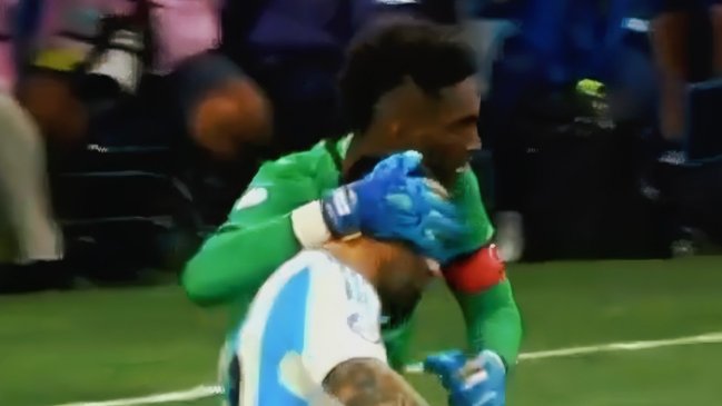 [VIDEO] El cariñoso gesto de Alexander Domínguez tras penal fallado por Messi