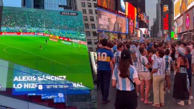 [VIDEO] Se burlaron de argentinos en banderazo en Times Square con el penal de Alexis en 2015