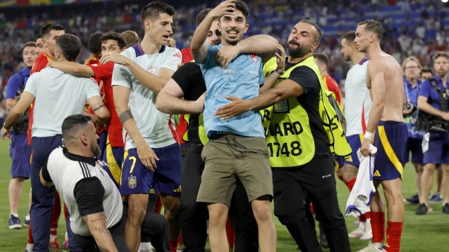 [VIDEO] ¡Insólito! Guardia de seguridad golpeó a Morata al perseguir a un hincha