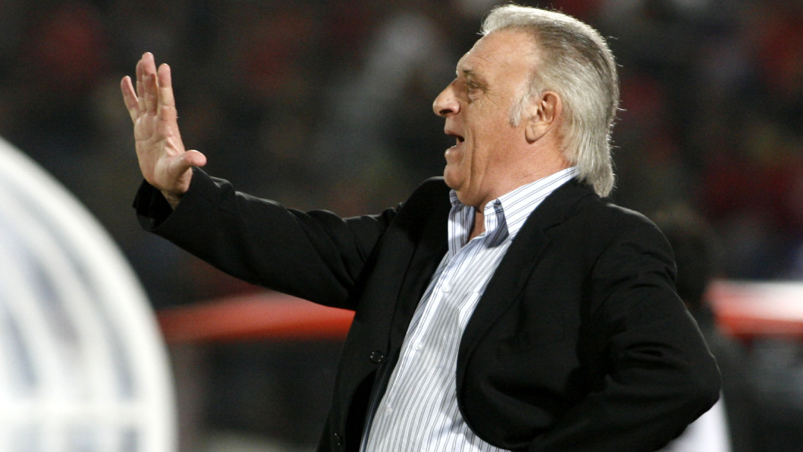 Alfio Basile fue internado por un 