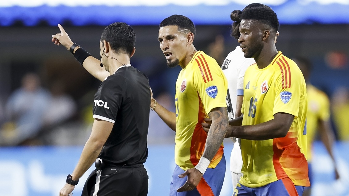 [VIDEO] Daniel Muñoz se fue expulsado por un codazo y complicó a Colombia