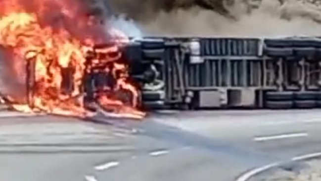 Un muerto dejó volcamiento de camión paraguayo en Taltal