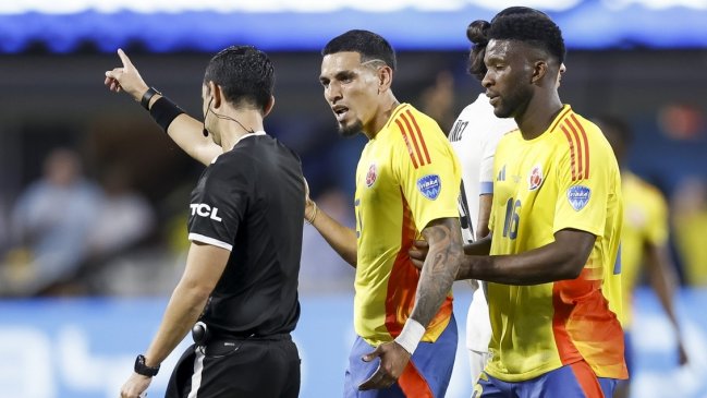 [VIDEO] Daniel Muñoz se fue expulsado por un codazo y complicó a Colombia