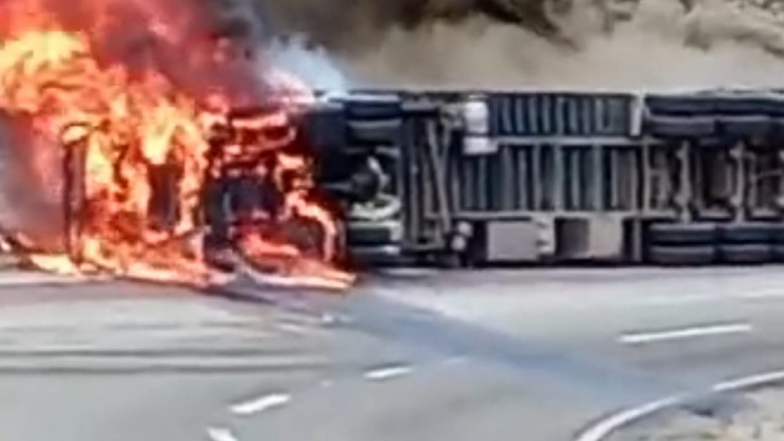 Un muerto dejó volcamiento de camión paraguayo en Taltal