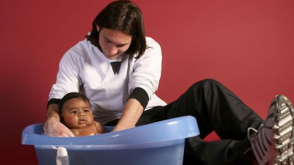   La viral imagen de Lionel Messi bañando a Lamine Yamal de bebé que da la vuelta al mundo 