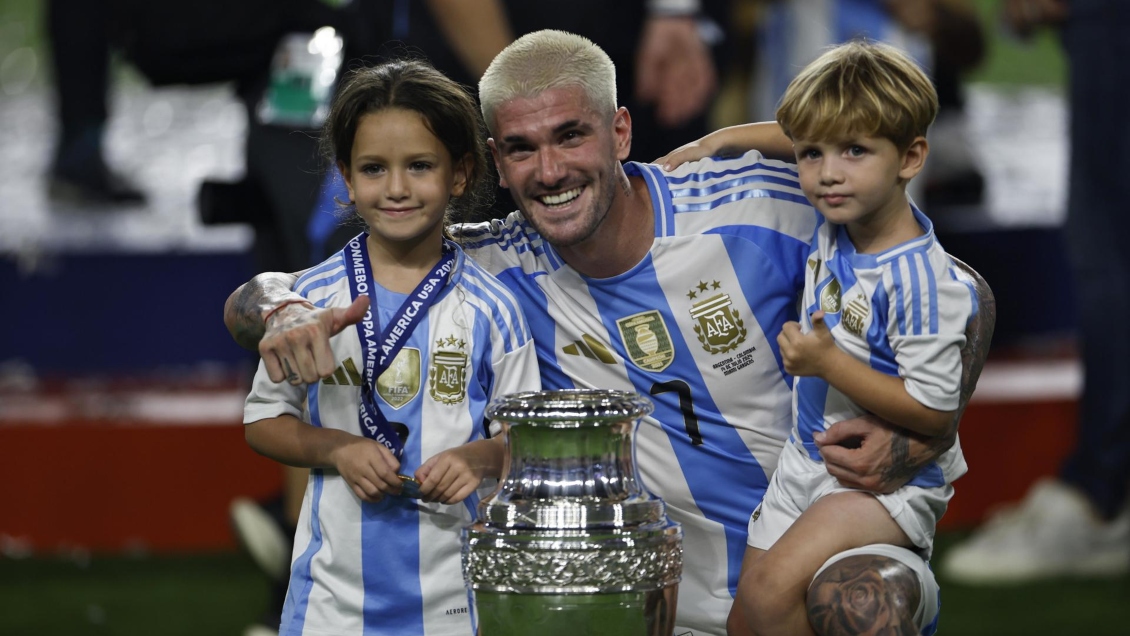 [VIDEO] La desafiante frase de Rodrigo De Paul en los festejos argentinos: Respeten los rangos