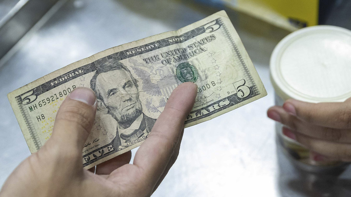 Cuba reconoce que debe dolarizar parcialmente su economía