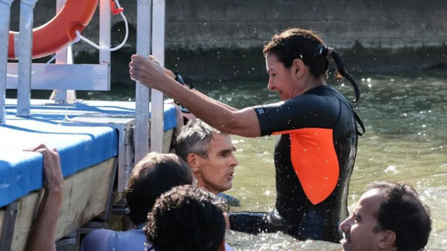 Alcaldesa de París se bañó en el Río Sena a días de los JJ.OO.