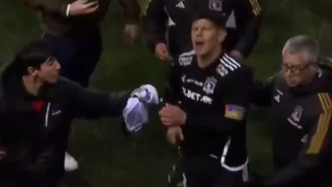 [VIDEO] Esteban Pavez se molestó por golpe que le dio jefe de seguridad de Colo Colo