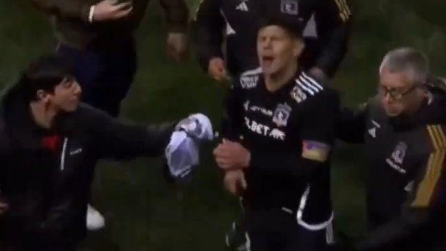 [VIDEO] Esteban Pavez se molestó por golpe que le dio jefe de seguridad de Colo Colo