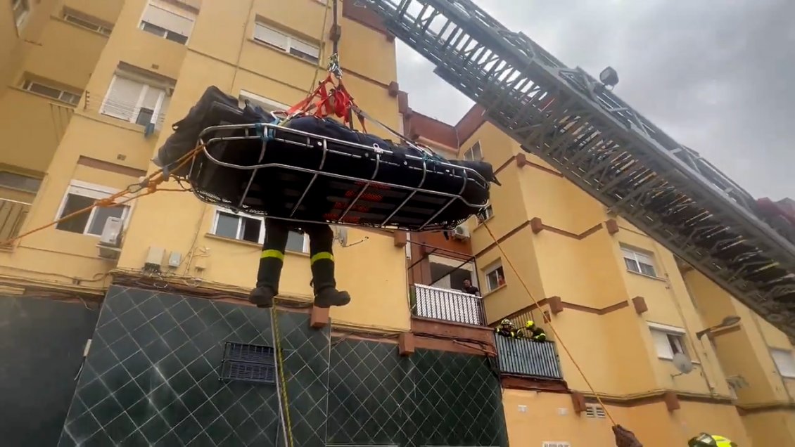 [Video] Evacuan por el balcón a un hombre de 300 kilos y lo trasladan ...