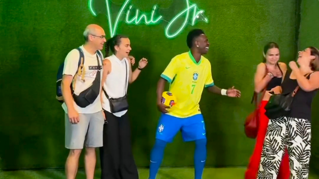[VIDEO] Vinícius sorprendió haciéndose pasar como estatua de cera en museo de Nueva York
