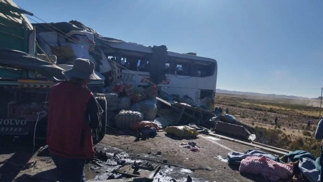 Accidente de carretera deja 22 muertos en Bolivia: Reportan al menos un chileno
