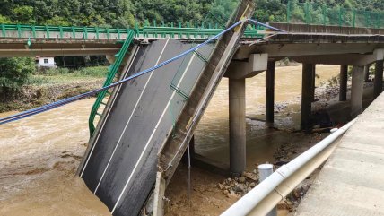 Al menos once muertos al derrumbarse un puente de una autopista en China