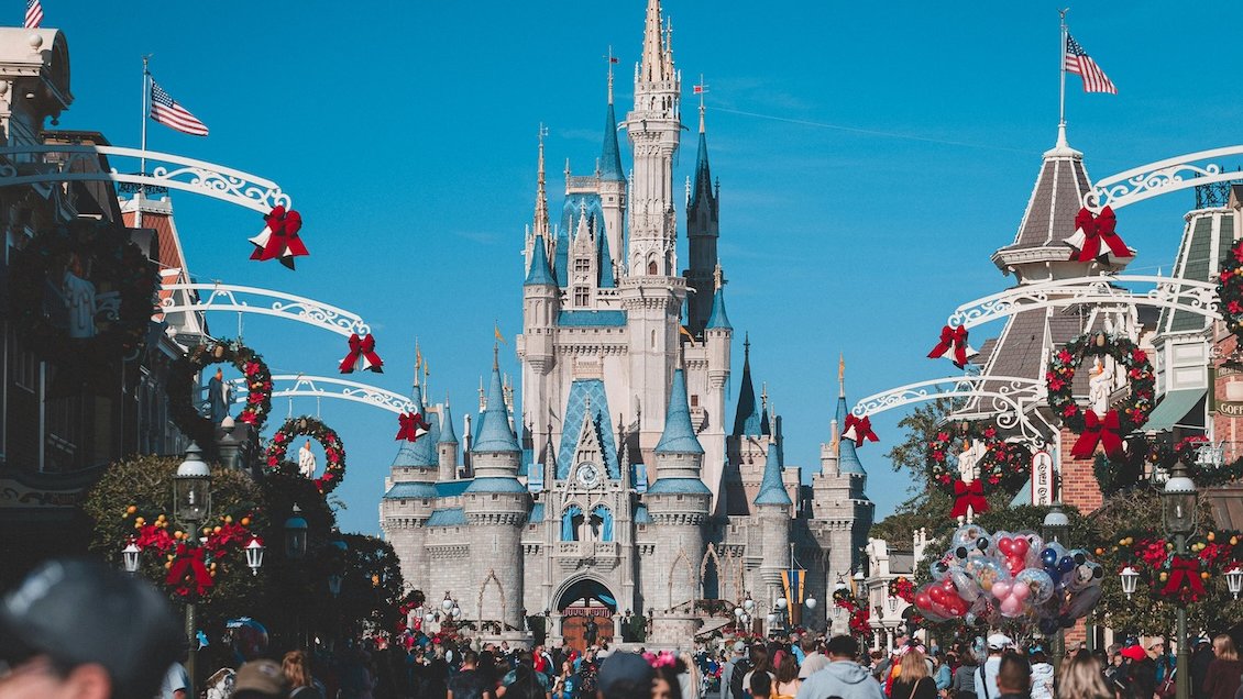 La primera en 40 años: Trabajadores de Disneylandia votan a favor de una huelga