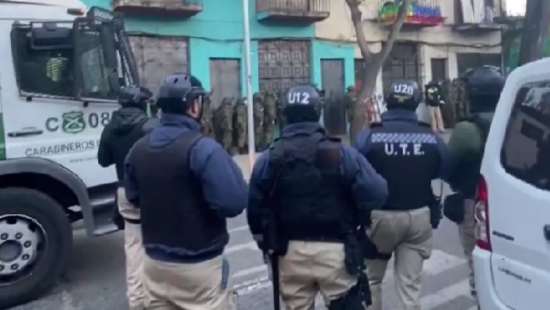 Municipio de Santiago desalojó casa tomada en Barrio Yungay: había 14 menores