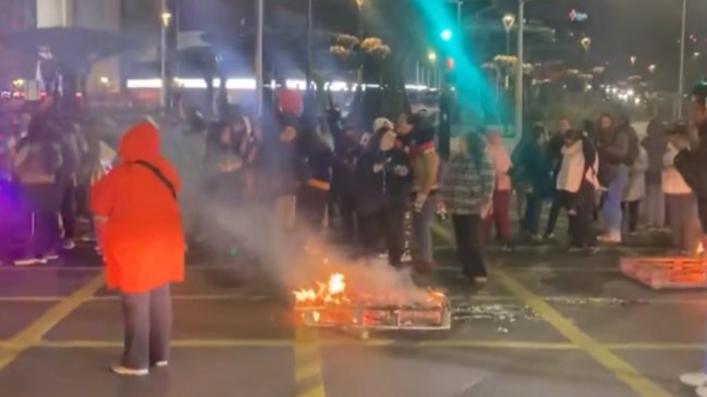 Protestas de manipuladoras de alimentos cortan el tránsito en varios puntos de Santiago